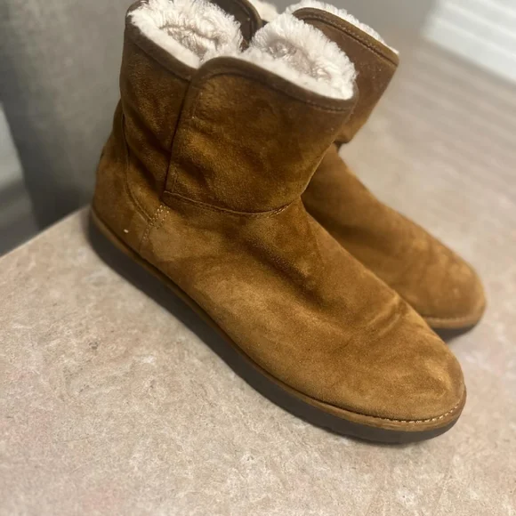 A brown pair of UGG boots size 11 - Picture 2 of 2